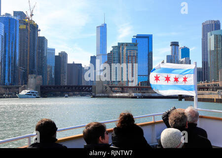 Passagiere auf dem Boot von Chicago Architektur River Cruise tour mit Chicago River und Trump International Hotel and Tower. Chicago Illinois USA. Stockfoto