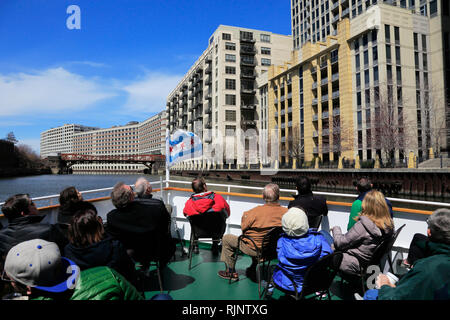 Passagiere auf dem Boot von Chicago Architektur River Cruise tour. Chicago Illinois USA. Stockfoto