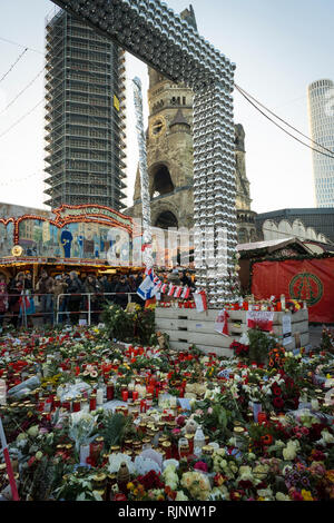 Denkmal an der Weihnachtsmarkt an der Kaiser-Wilhelm-Gedächtniskirche Berlin Stockfoto