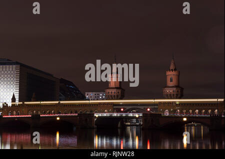 Oberbaumbrücke Oberbaumbruecke in Berlin Kreuzberg in der Nacht Stockfoto