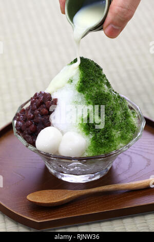 Ujikintoki kakigori, Japanisch rasiert Eis mit Matcha grüner Tee Sirup und azuki rote Bohnen Stau auf Tatami Matten isoliert Stockfoto