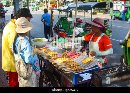 Bangkok, Thailand - 24. August 2018: Shop auf dem Markt in Bangkok, Menschen verkaufen Obst und frischen Fisch und Meeresfrüchte. Stockfoto