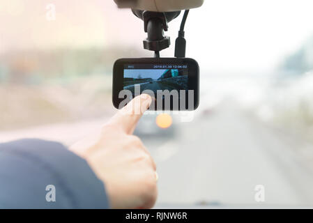 Dashboard Kamera, um kontinuierlich einen Blick durch die Windschutzscheibe aufzeichnen Stockfoto