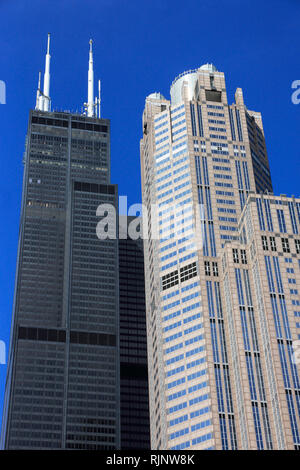 Willis Tower ehemals Sears Tower mit 311 S. Wacker Treiber Gebäude im Vordergrund. Chicago Illinois USA. Stockfoto