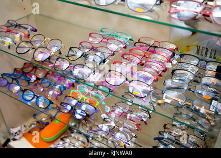 Tscheljabinsk, Russland - Februar 2019. Vitrine mit Brille. Proben von Multi-farbigen Rahmen für Brillen Stockfoto