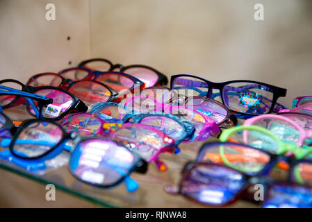 Tscheljabinsk, Russland - Februar 2019. Vitrine mit Brille. Proben von Multi-farbigen Rahmen für Brillen Stockfoto