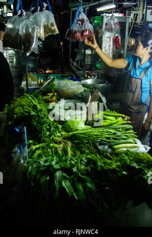 Bangkok, Thailand - 24. August 2018: Shop auf dem Markt in Bangkok, Menschen verkaufen Obst und frischen Fisch und Meeresfrüchte. Stockfoto