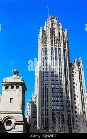 Der Blick auf die neugotische Tribune Tower. Chicago Illinois USA. Stockfoto