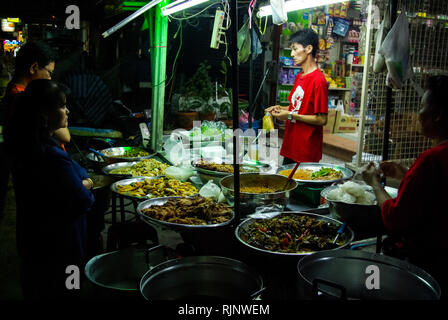 Bangkok, Thailand - 24. August 2018: Shop auf dem Markt in Bangkok, Menschen verkaufen Obst und frischen Fisch und Meeresfrüchte. Stockfoto