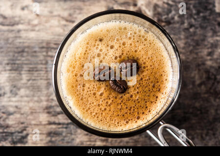 Kaffee Glas und Kaffee Korn auf Holztisch. Ansicht von oben Stockfoto