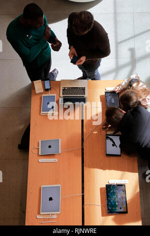 Ein Apple Retail Consultant Gespräch mit einem Kunden in der Michigan Avenue Apple Flagship Store in Riverfront der Chicago River. Chicago Illinois. USA Stockfoto