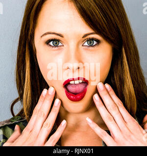 Überrascht, erschrocken Frau Geschockt mit Ihren Mund öffnen Stockfoto
