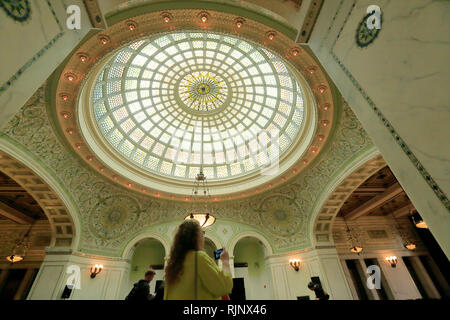 Innenansicht von Chicago Kultur Zentrum. Mit der Tiffany Glaskuppel in Preston Bradley Hall. Chicago, Illinois/USA. Stockfoto