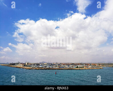 Luftaufnahme von kleinen Hafen voller Boote in Spanien. Stockfoto