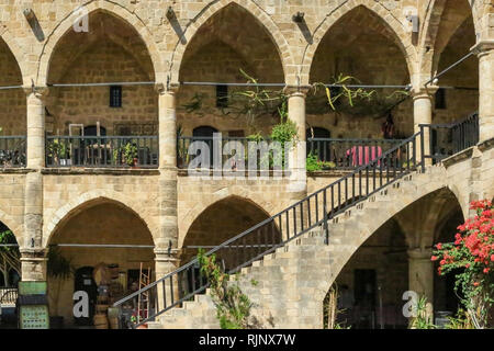 Arcade der Büyük Han, die größte Karawanserei und ehemaligen Inn aus dem 16. Jahrhundert, heute ein Einkaufszentrum mit Boutiquen, Cafés und einem Innenhof auf der Zypern Stockfoto