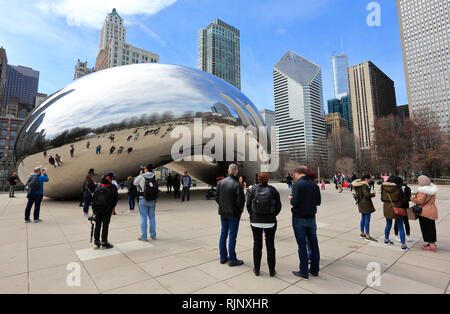 Cloud Gate aka der Bean ist in AT&T Plaza. Loop von Chicago, Illinois/USA. Stockfoto