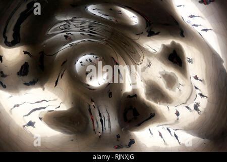 Eine geschlossene, Ansicht der Besucher in den polierten Stahl Skulptur Cloud Gate aka der Bean ist in AT&T Plaza widerspiegelt. Loop von Chicago, Illinois/USA. Stockfoto