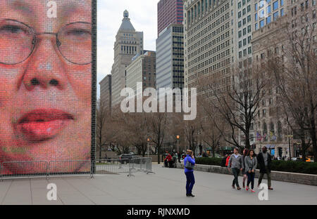 Crown Fountain, eine interaktive Skulptur und Video Installation im Millennium Park in Chicago Skyline im Hintergrund. Chicago Illinois. USA Stockfoto