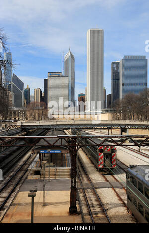 Rail Yard im Grant Park Nordseite mit Chicago Skyline im Hintergrund. Chicago Illinois USA. Stockfoto