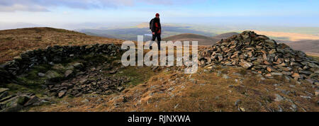 Wanderer auf dem Gipfel Cairn auf wenig Sca fiel, uldale Fells, Nationalpark Lake District, Cumbria, England, Großbritannien Stockfoto