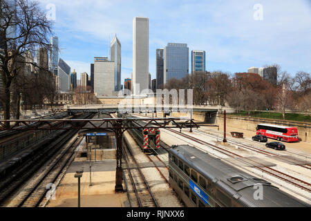 Rail Yard im Grant Park Nordseite mit Chicago Skyline im Hintergrund. Chicago Illinois USA. Stockfoto