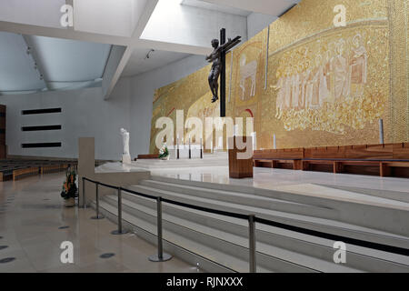 Fatima, Portugal - 23. Juli 2014: Altar der neuen Kirche Santissima Trindade Stockfoto