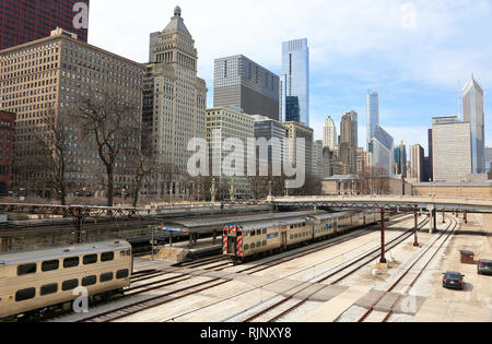 Rail Yard im Grant Park Nordseite mit Gebäude entlang der Michigan Avenue und Chicago Skyline im Hintergrund. Chicago Illinois USA. Stockfoto