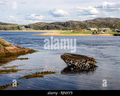 Versunkene alte hölzerne Fischerboot in Teriberka, Murmansk, Russland Stockfoto