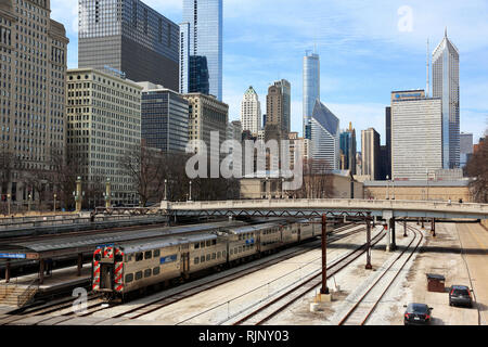 Rail Yard im Grant Park Nordseite mit Gebäude entlang der Michigan Avenue und Chicago Skyline im Hintergrund. Chicago Illinois USA. Stockfoto