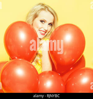 Frau in viele Ballons Stockfoto