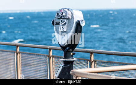 Eine münzbetriebene Teleskop zur Verfügung stehen, um auf die rauen Gewässer auf einer Fähre im Long Island Sound. Stockfoto