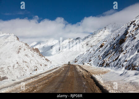 Schwierige Bedingungen, die durch den Schneefall auf der Höhe Straße zwischen Leh und Khardung La, Ladakh, Jammu und Kaschmir, Indien Stockfoto