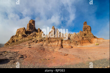 Blick auf einzigartige Felsformation Roque Cinchado, Nationalpark Teide, Teneriffa, Kanarische Inseln, Spanien Stockfoto