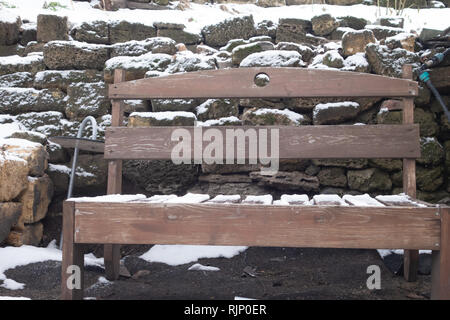 Auf den Tischen und Bänken der Street Cafe liegt kalten Schnee. WInter essen Konzept Stockfoto