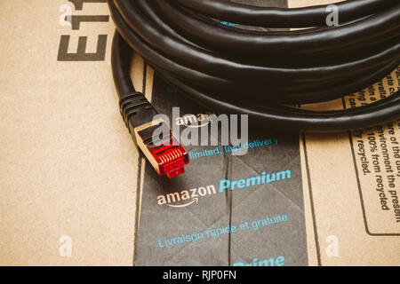 PARIS, Frankreich, 12.September 2016: Auspacken des neuen Internet Schwarz Professionelle RJ45 Cat10 Kabel für den Internetzugang online Verbinden von Amazon Premium Prime Ecommerce gekauft Stockfoto