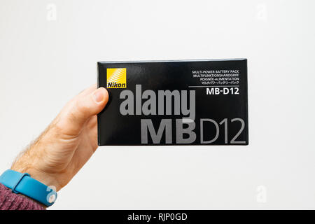 PARIS, Frankreich - Feb 5, 2018: Fotograf Hand gegen den weißen Hintergrund auf ein Feld mit einem Nikon MB-D12 Kamera Grip für die Nikon D810 D800 professionelle DSLR-Kamera Seitenansicht Stockfoto