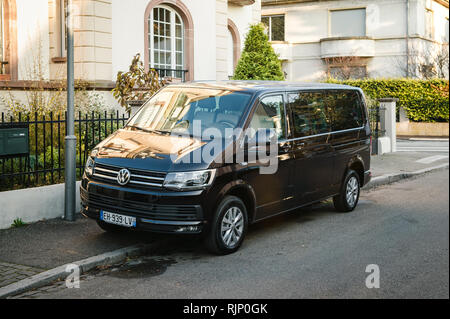 Straßburg, Frankreich - Dec 19, 2016: Luxus schwarz Volkswagen van Blick von der Fron auf Französische Straße geparkt Stockfoto