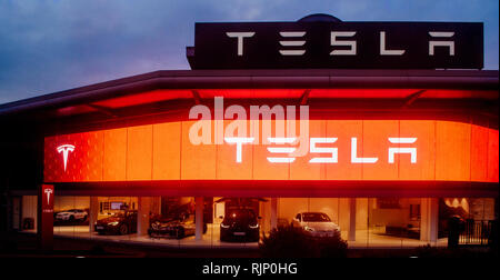 LONDON, VEREINIGTES KÖNIGREICH, Mar 8, 2017: Moderne Tesla Motors Showroom mit mehreren Luxus Tesla Autos innerhalb bei Sonnenuntergang in London Stockfoto