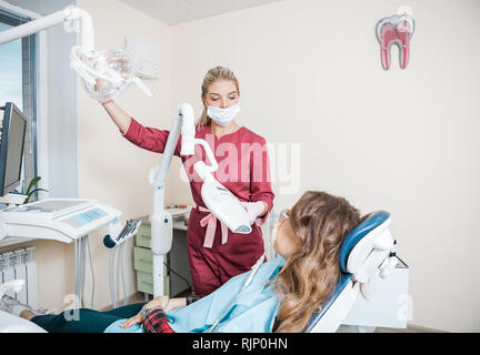 Schönen Frau, Zahnarzt, Zähne, die in der Zahnarztpraxis Stockfoto