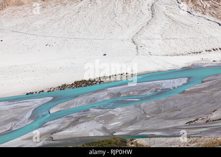 Shyok Fluss von der Straße gesehen Khardung La (Pass) und Khalsar, nicht weit von Khalsar und Tsati Dorf, Ladakh, Jammu und Kaschmir, Indien Stockfoto