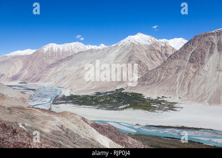 Fluss und shyok Tsati Dorf von der Straße gesehen Khardung La (Pass) und Khalsar, nicht weit von Khalsar, Ladakh, Jammu und Kaschmir, Indien Stockfoto