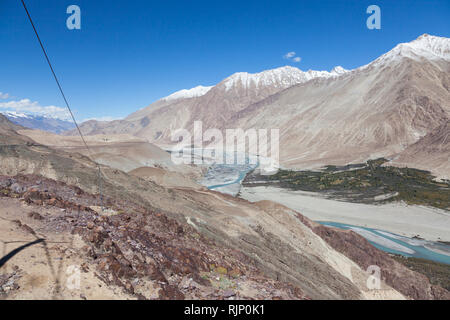 Landschaft mit Fluss und Shyok Tsati Dorf von der Straße gesehen Khardung La (Pass) und Khalsar, nicht weit von Khalsar, Ladakh, Indien Stockfoto