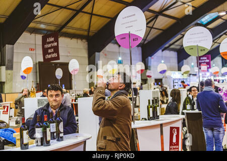 Straßburg, Frankreich - Feb 19, 2018: der Mann, der Verkostung Wein Rotwein auf der Expo in der französischen Stadt Straßburg Stockfoto