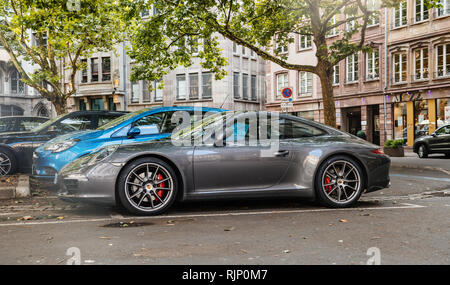 Straßburg, Frankreich, 22.Juli 2017: Luxus Porsche Boxster schnelle Sport silver Auto auf einer Französischen Straße in den öffentlichen Parkplatz geparkt Stockfoto