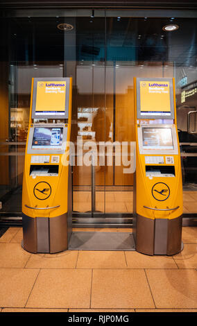 HAMBURG, DEUTSCHLAND - Mar 22, 2018: Gelb elektronische Terminals für den Check-in in der Halle des Flughafens von Lufthansa Bordkarte platziert Stockfoto