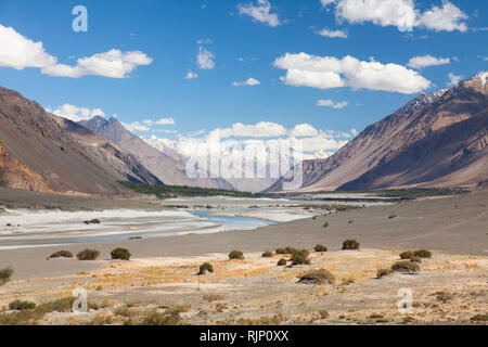 Atemberaubende Berglandschaft mit shyok Fluss im Nubra Tal (teilweise zwischen Hunder und Turtuk), Ladakh, Jammu und Kaschmir, Indien Stockfoto