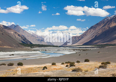 Atemberaubende Berglandschaft mit shyok Fluss im Nubra Tal (teilweise zwischen Hunder und Turtuk), Ladakh, Jammu und Kaschmir, Indien Stockfoto