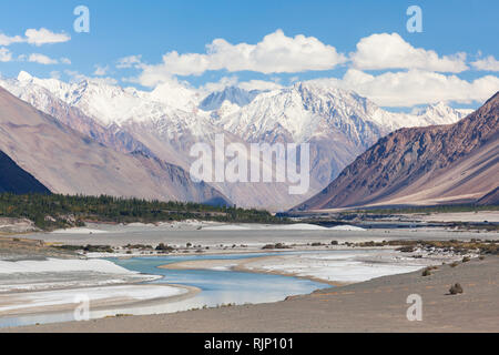 Atemberaubende Berglandschaft mit shyok Fluss im Nubra Tal (teilweise zwischen Hunder und Turtuk), Ladakh, Jammu und Kaschmir, Indien Stockfoto