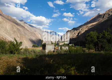 Nachmittag Landschaft des Turtuk Dorf im Nubra Tal (teilweise entlang Shyok Fluss entfernt) in der Nähe der Linie der 22.9.2002, Ladakh, Jammu und Kaschmir, Indien Stockfoto