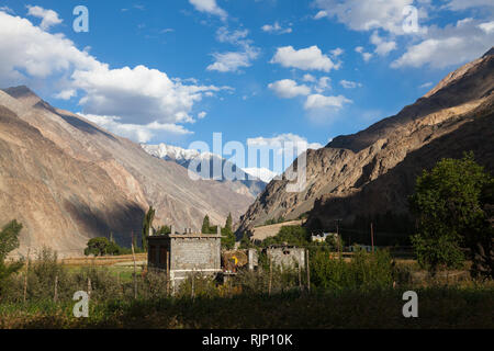 Nachmittag Landschaft des Turtuk Dorf im Nubra Tal (teilweise entlang Shyok Fluss entfernt) in der Nähe der Linie der 22.9.2002, Ladakh, Jammu und Kaschmir, Indien Stockfoto